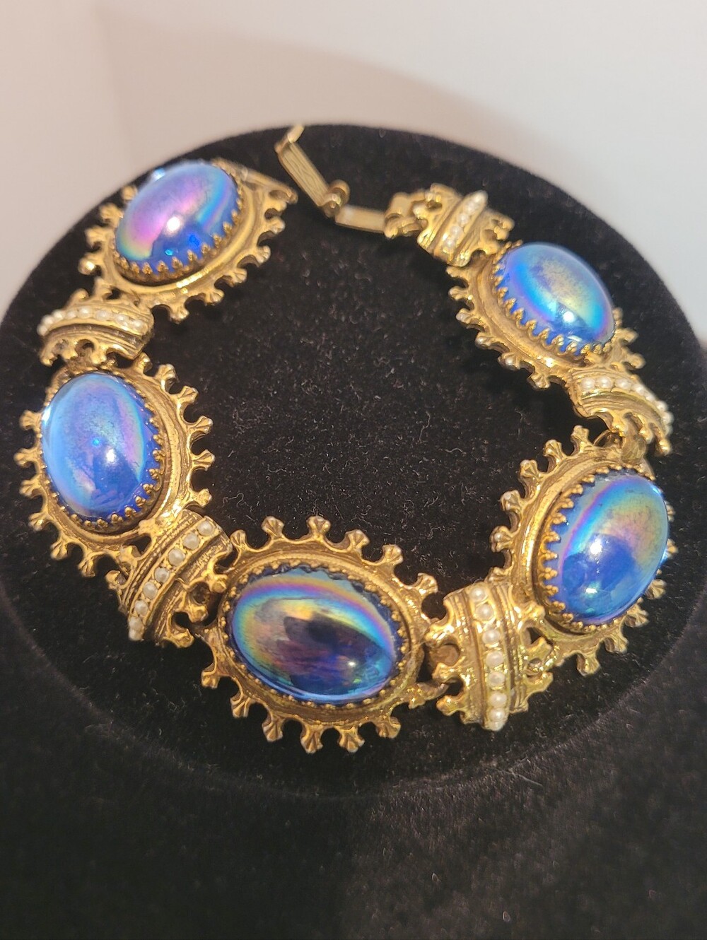 Vintage Gold Tone Bracelet With Cabeshon Stones And Faux Pearls